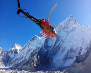 Can I go to Everest by helicopter?